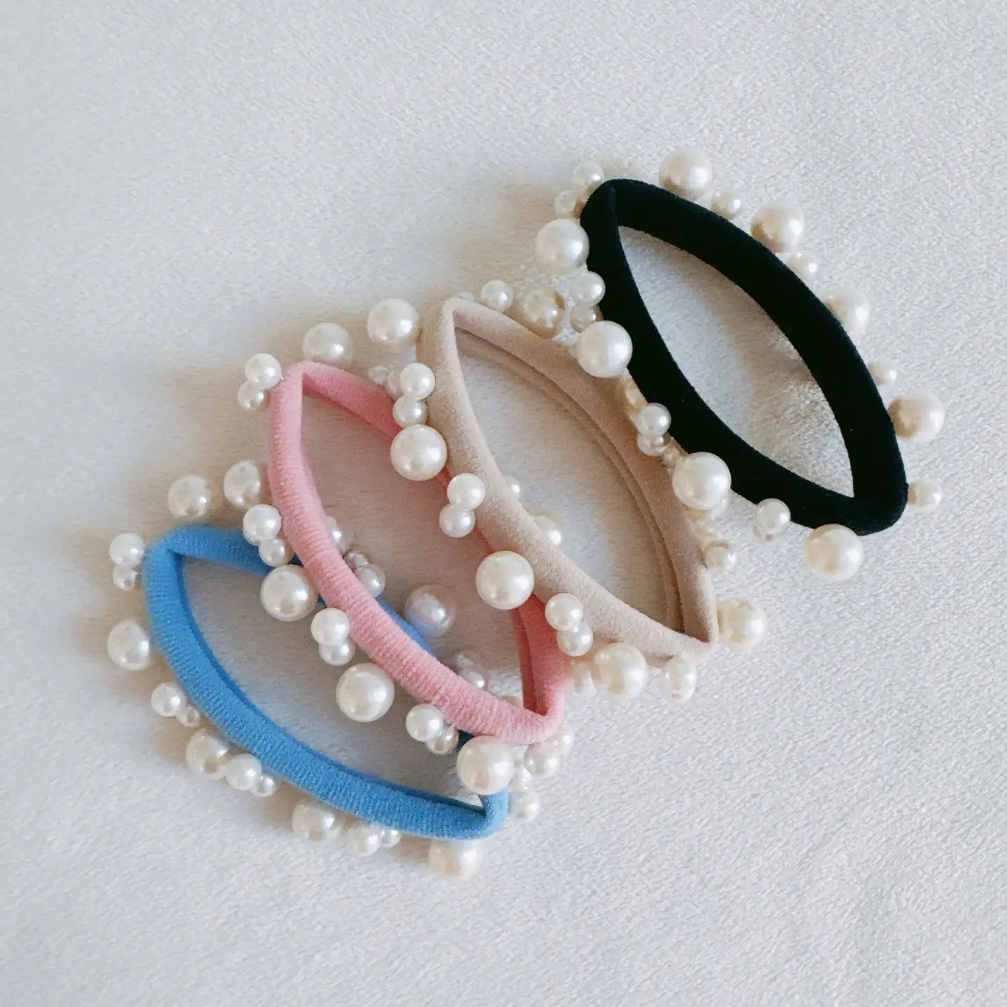 The ‘Snowed In Pearls Hair Ties Set’