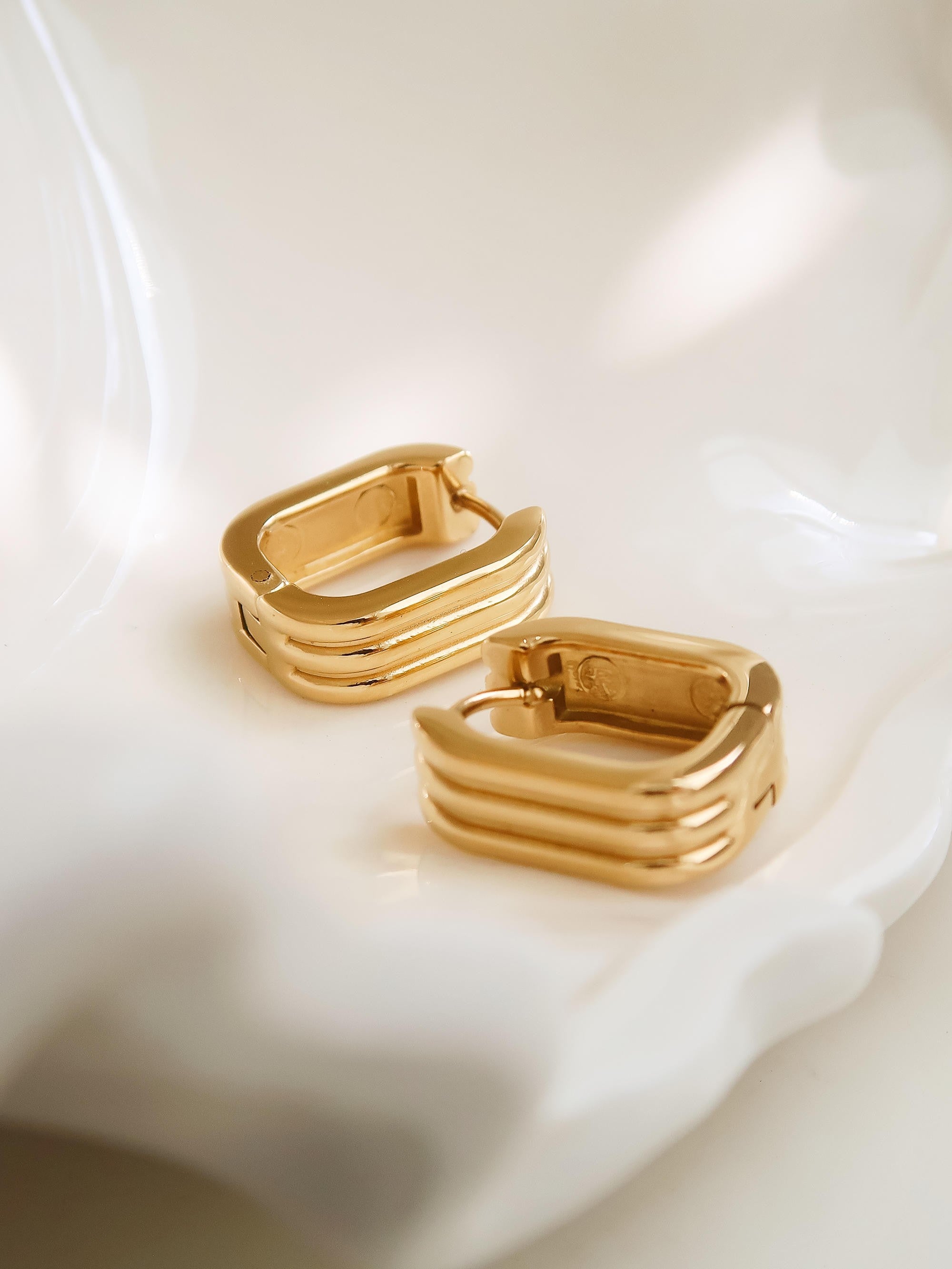 The ‘Noa Tarnish Stripe Earring’